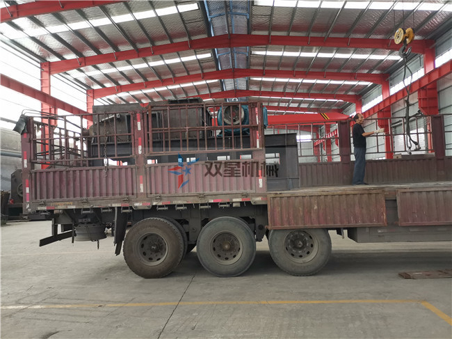 1600<a href='http://www.scives.cn' target='_blank'><span>金屬破碎機(jī)</span></a>發(fā)貨