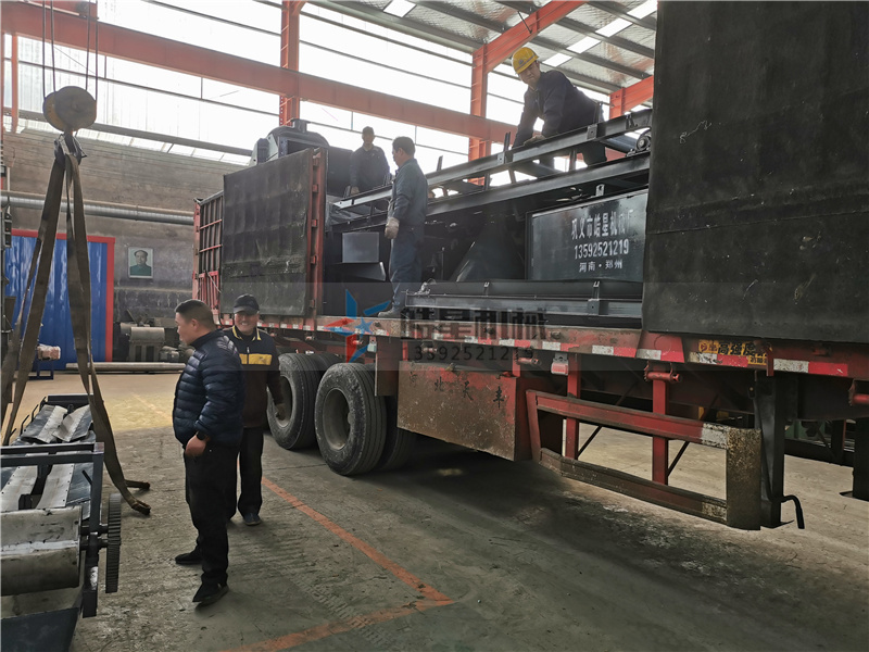 <a href='http://www.scives.cn/psxl/1279.html' target='_blank'><span>廢鋁破碎機</span></a>成套設備吊裝現(xiàn)場