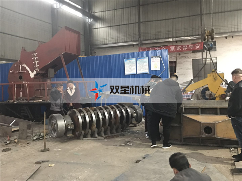 一臺(tái)小型廢鋼破碎機(jī)設(shè)備每小時(shí)可以產(chǎn)多少噸易拉罐？