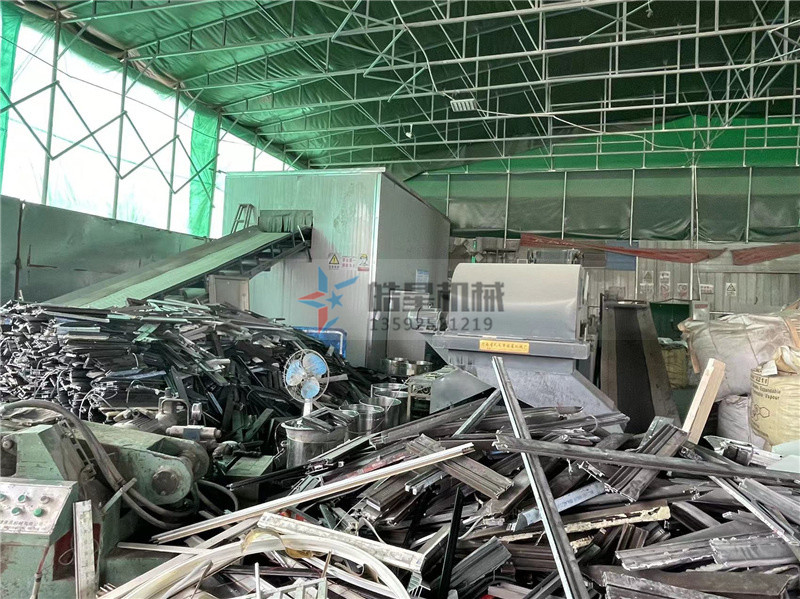 怎么配置一條合適的1600型金屬破碎機生產線