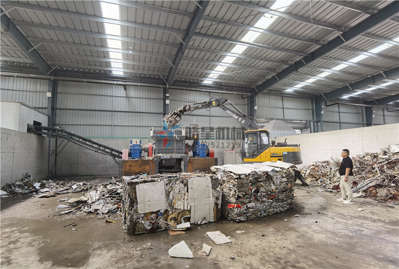 <a href='http://www.scives.cn/ssxl/1670.html' target='_blank'><span>斷橋鋁撕碎機</span></a><a href='http://www.scives.cn/ssxl/1030.html' target='_blank'><span>雙軸撕碎機</span></a>撕碎金屬壓塊作業(yè)現(xiàn)場